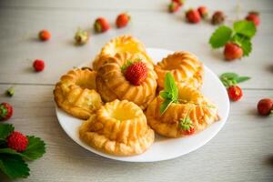 gekookt zoet wrongel cupcakes met vers aardbeien en munt foto