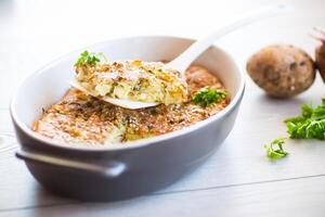 aardappel braadpan met kool en specerijen in een keramisch het formulier foto