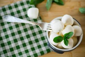 klein ballen van traditioneel Mozzarella in een keramisch kom foto