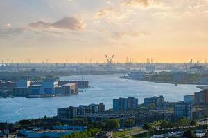 visie van Rotterdam haven en nieuwe maas rivier- foto