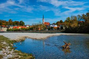 slecht tolz pittoreske toevlucht stad- in Beieren, Duitsland in herfst en isar rivier- foto