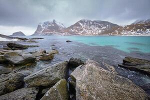 rotsachtig kust van fjord in Noorwegen foto