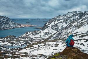 vrouw toerist Aan lofoten eilanden, Noorwegen foto