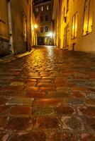 Tallinn straat in nacht, Estland foto