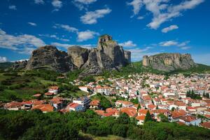 visie van kalampaka dorp in beroemd Grieks toerist bestemming meteora in Griekenland foto