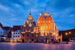 Riga stad- hal vierkant, huis van de mee-eters en st. peter's c foto