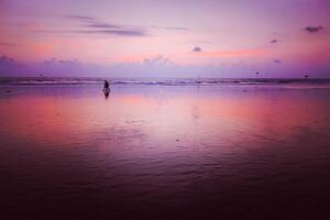 zonsondergang Aan baga strand. goa foto