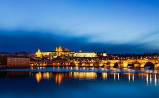 panorama van Charles brug karluv meest en Praag kasteel foto