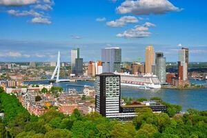 visie van Rotterdam stad en de erasmus brug foto