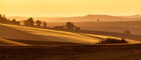Moravisch rollend landschap Aan zonsondergang foto