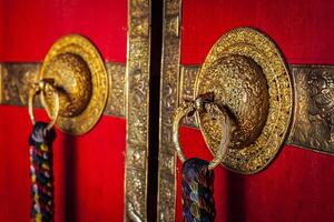 versierd deur handvatten van Tibetaans boeddhistisch klooster foto