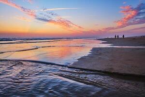 atlantic oceaan zonsondergang met stijgende golven Bij fonte da telha strand, Portugal foto