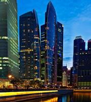 Singapore downtown in avond foto