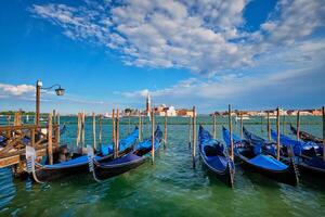 gondels en in lagune van Venetië door san marco vierkant. Venetië, Italië foto