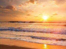 zonsopgang op het strand foto