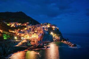 manarola dorp in de nacht, cinque terrein, ligurië, Italië foto