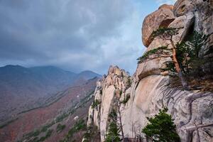 visie van ulsanbawi rots piek. seoraksan nationaal park, zuiden corea foto