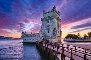 belem toren Aan de bank van de tagus rivier- in schemer na zonsondergang. Lissabon, Portugal foto