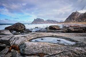 strand van fjord in Noorwegen foto