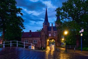 Oostpoort oostelijk poort van Delft Bij nacht. Delft, Nederland foto