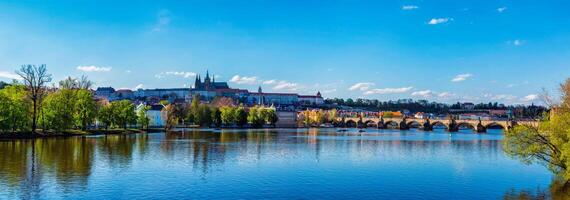 visie van Praag kasteel en Charles brug over- vltava foto