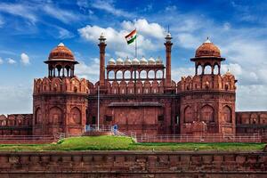 rood fort lal qila met Indisch vlag. Delhi, Indië foto