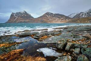 rotsachtig kust van fjord in Noorwegen foto