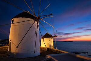 traditioneel Grieks windmolens Aan Mykonos eiland Bij zonsopkomst, cycladen, Griekenland foto