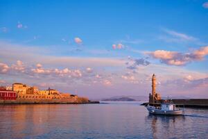 boot in pittoreske oud haven van chania, Kreta eiland. Griekenland foto