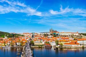 Charles brug en Praag kasteel van oud stad- foto