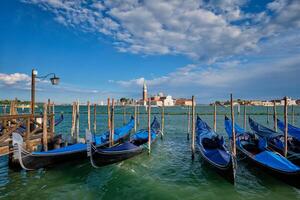 gondels en in lagune van Venetië door san marco vierkant. Venetië, Italië foto