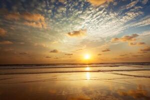 zonsondergang Aan baga strand. goa foto