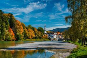 slecht tolz pittoreske toevlucht stad- in Beieren, Duitsland in herfst en isar rivier- foto