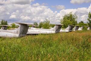 oud verlaten vliegveld met verlaten vliegtuigen Aan de gras foto