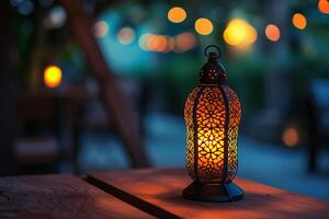 ai gegenereerd abstract kaars lantaarn licht Aan hout tafel in vervagen bokeh kroeg restaurant avondeten achtergrond concept voor Ramadan kareem nacht leven foto