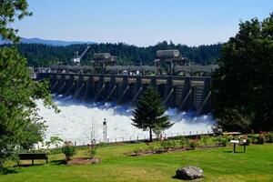 water morsen door de turbines van de bonneville dam foto