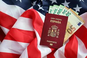 rood Spaans paspoort van Europese unie en geld Aan Verenigde staten nationaal vlag achtergrond foto