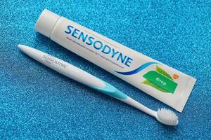 kiev, Oekraïne - mei 4, 2022 sensodyne fluor of fluor is een dagelijks fluoride tandpasta foto