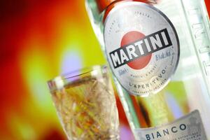 kiev, Oekraïne - mei 4, 2022 vermout martini origineel alcohol fles Aan houten tafel met haard foto