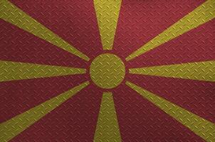 Macedonië vlag afgebeeld in verf kleuren Aan oud geborsteld metaal bord of muur detailopname. getextureerde banier Aan ruw achtergrond foto