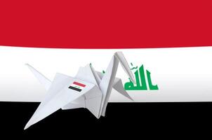Irak vlag afgebeeld Aan papier origami kraan vleugel. handgemaakt kunsten concept foto