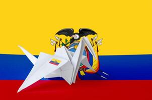 Ecuador vlag afgebeeld Aan papier origami kraan vleugel. handgemaakt kunsten concept foto