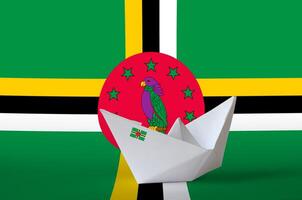 dominica vlag afgebeeld Aan papier origami schip detailopname. handgemaakt kunsten concept foto