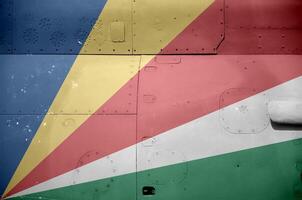 Seychellen vlag afgebeeld Aan kant een deel van leger gepantserd helikopter detailopname. leger krachten vliegtuig conceptuele achtergrond foto