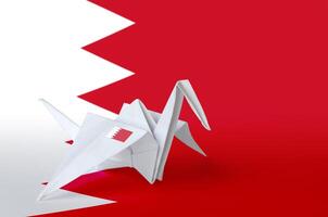 Bahrein vlag afgebeeld Aan papier origami kraan vleugel. handgemaakt kunsten concept foto