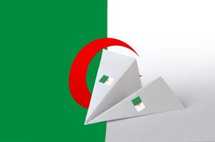 Algerije vlag afgebeeld Aan papier origami vliegtuig. handgemaakt kunsten concept foto