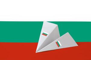 bulgarije vlag afgebeeld Aan papier origami vliegtuig. handgemaakt kunsten concept foto