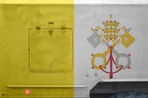 Vaticaan stad staat vlag afgebeeld Aan kant een deel van leger gepantserd vrachtauto detailopname. leger krachten conceptuele achtergrond foto