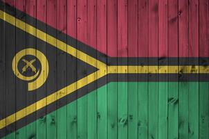 vanuatu vlag afgebeeld in helder verf kleuren Aan oud houten muur. getextureerde banier Aan ruw achtergrond foto