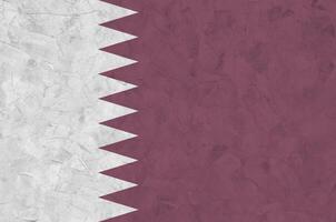 qatar vlag afgebeeld in helder verf kleuren Aan oud Verlichting bepleistering muur. getextureerde banier Aan ruw achtergrond foto